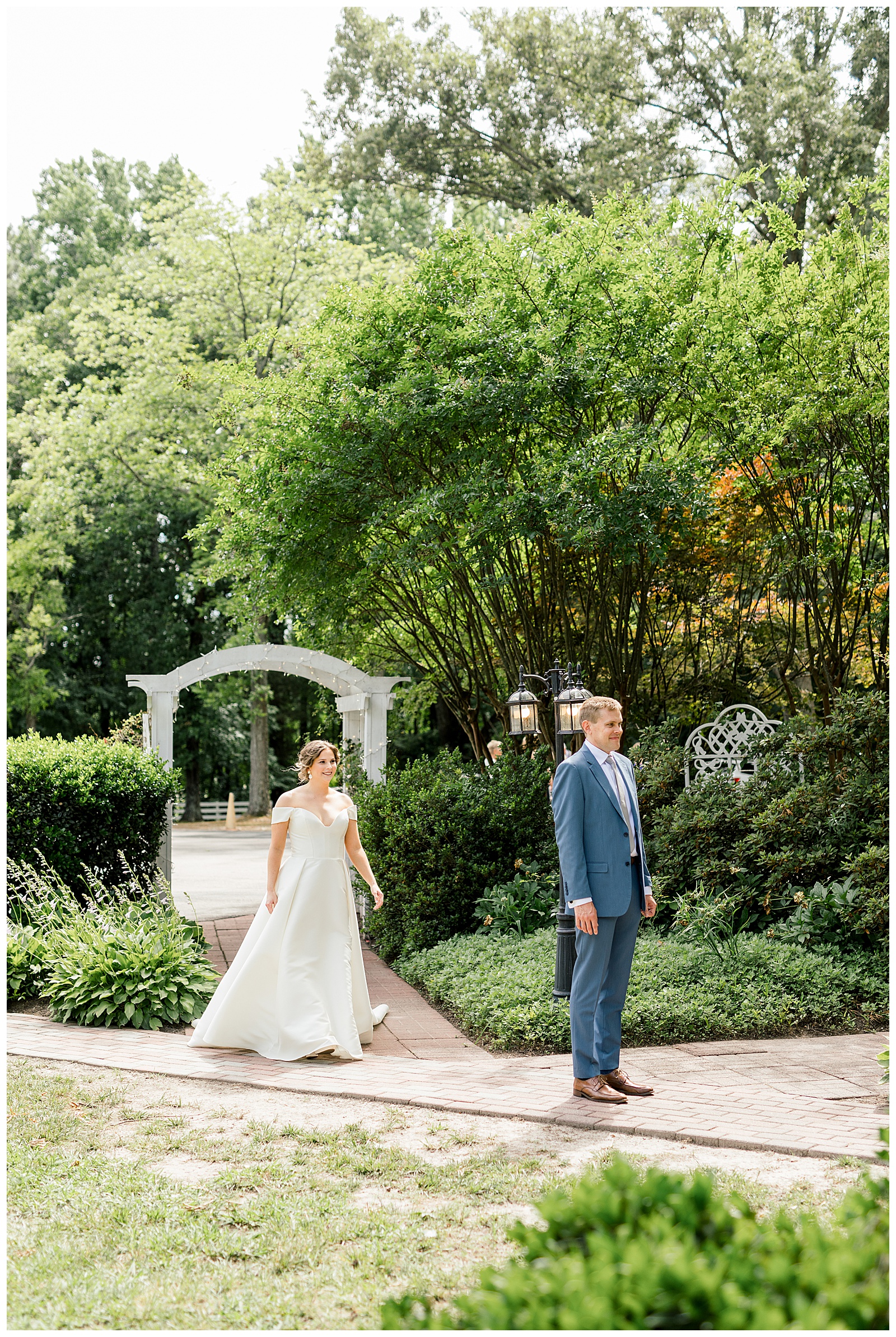Virginia Cliffe Inn Wedding by Michael and Jasmine Photography
